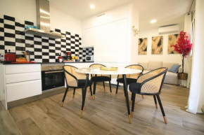 Charming Seaside Apartment in Barceloneta, Renovated with Stunning Sea Views